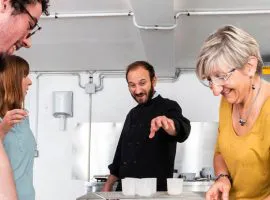 Fabrication de fromage frais pendant un atelier au Musée Vivant du Fromage