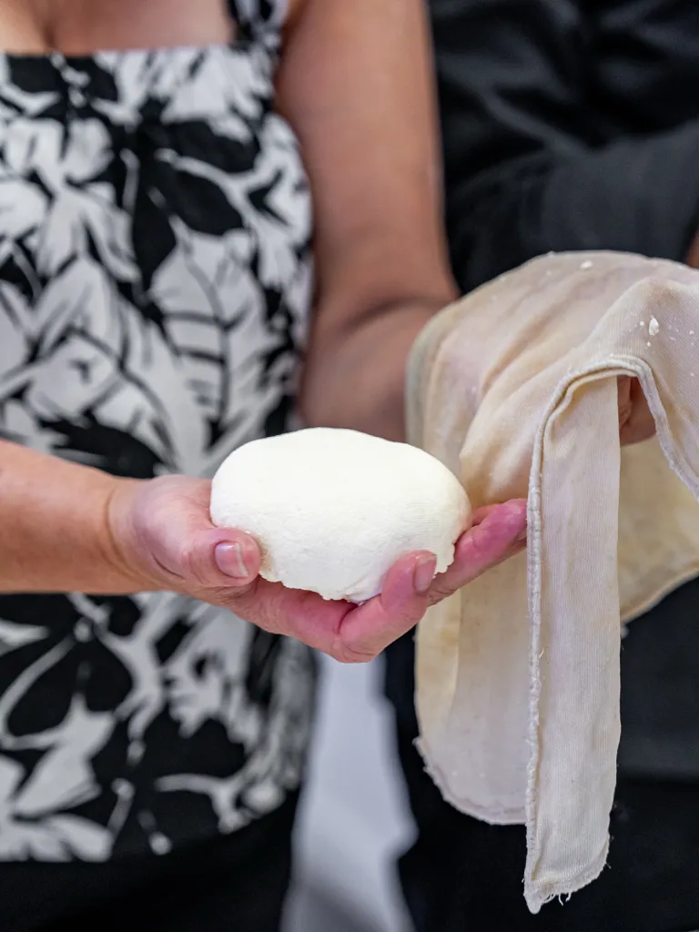 Fabrication de mozzarella en atelier