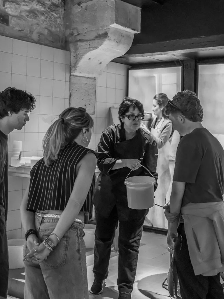 L'équipe du musée en atelier, en noir et blanc