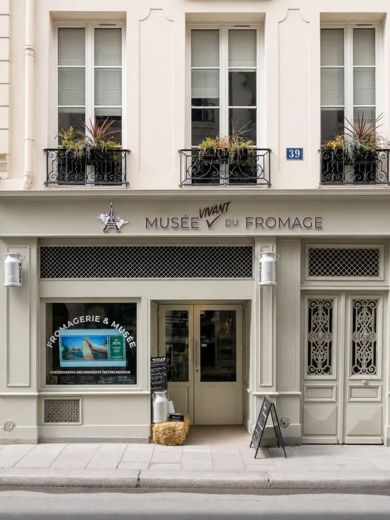 Façade du Musée Vivant du Fromage, rue Saint-Louis-en-l'Île à Paris