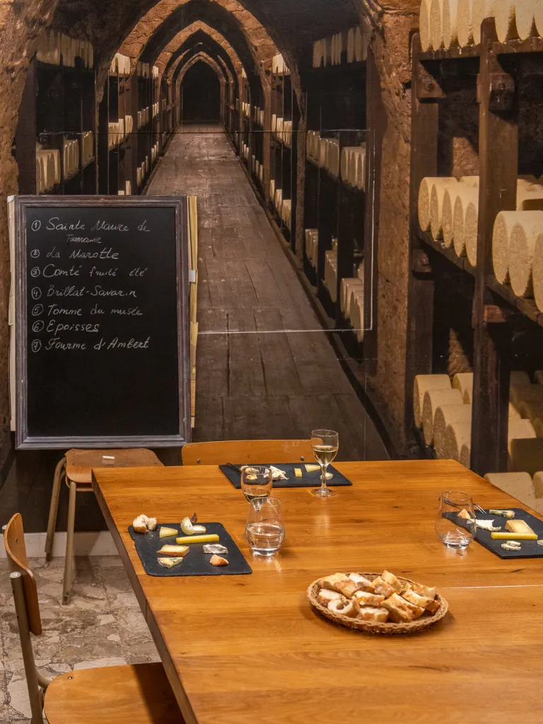 Salle voûtée du musée dressée pour une dégustation de groupe