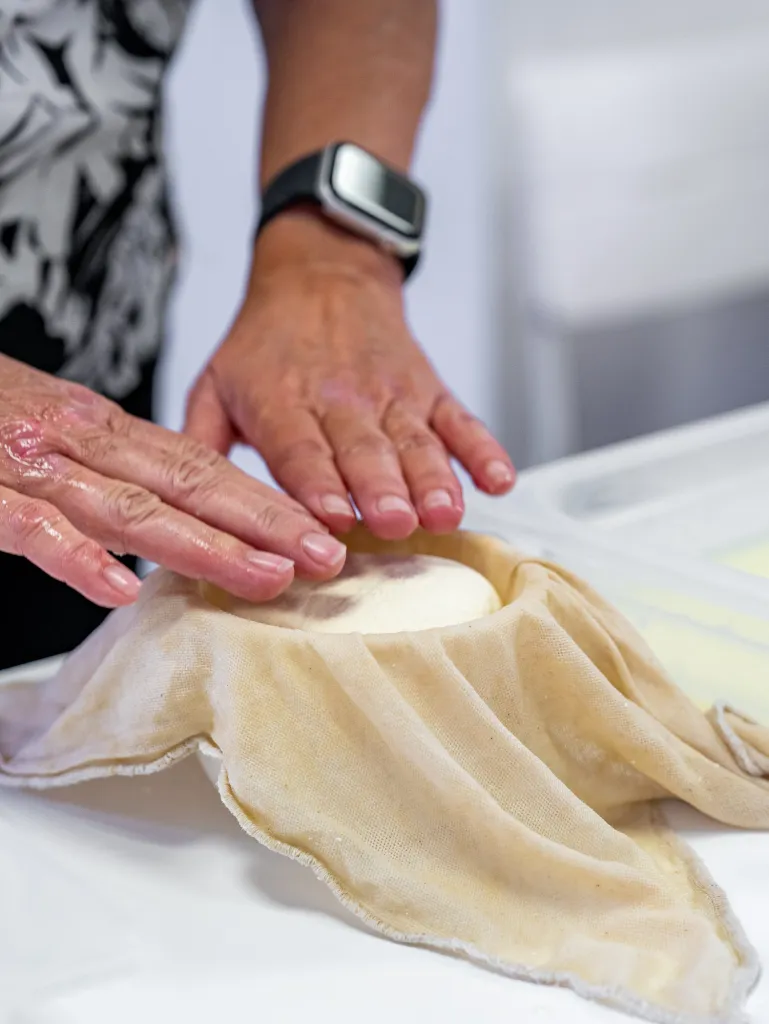 Fabrication du fromage l'après-midi au musée