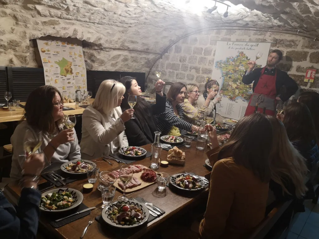 Dégustation fromages et vins dans la cave voûtée